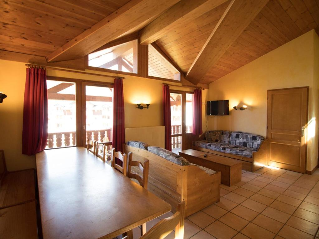 Photo de la galerie de l'établissement Appartement Duplex 10-12 pers. à 20m des pistes avec sauna, wifi et proche commerces - FR-1-508-75, à Lanslevillard