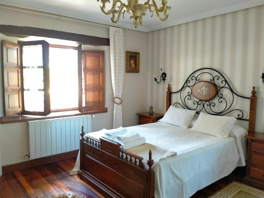 Ένα ή περισσότερα κρεβάτια σε δωμάτιο στο La Chimenea Cantabra