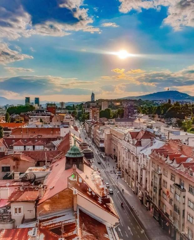 Nespecifikovaný výhled na destinaci Sarajevo nebo výhled na město při pohledu z hotelu