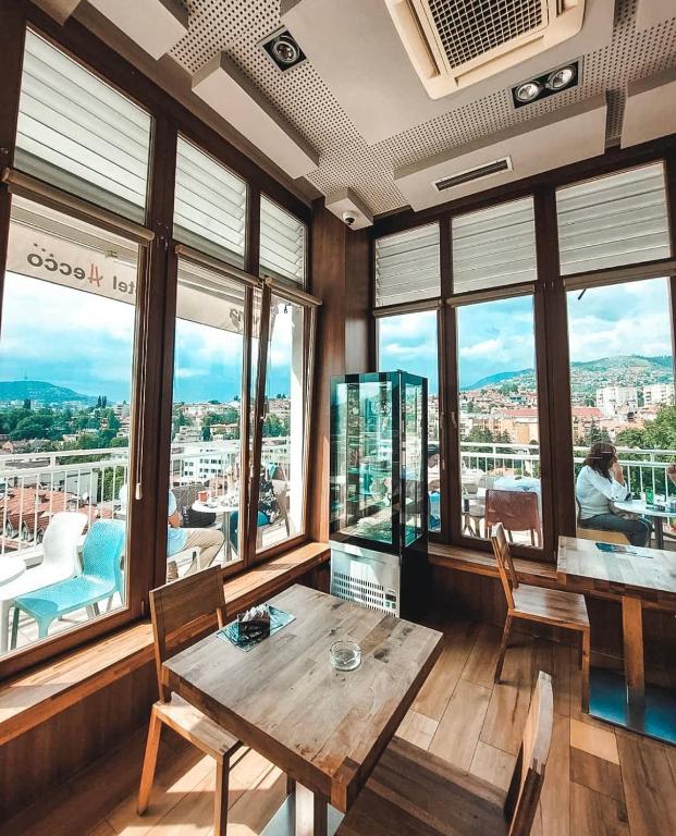 Nespecifikovaný výhled na hory nebo výhled na hory při pohledu z hotelu