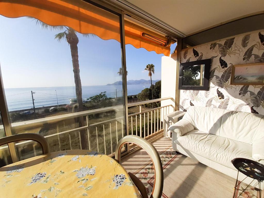 d'un balcon avec un canapé et une vue sur l'océan. dans l'établissement Trident, à Cannes