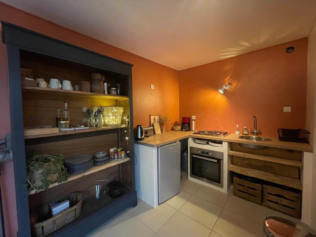 Kuchyň nebo kuchyňský kout v ubytování Ferme St Pierre gîte, pisc, repas, 2-3 personnes