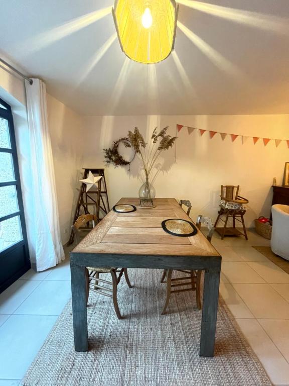Posezení v ubytování Ferme St Pierre gîte, pisc, repas, 2-3 personnes