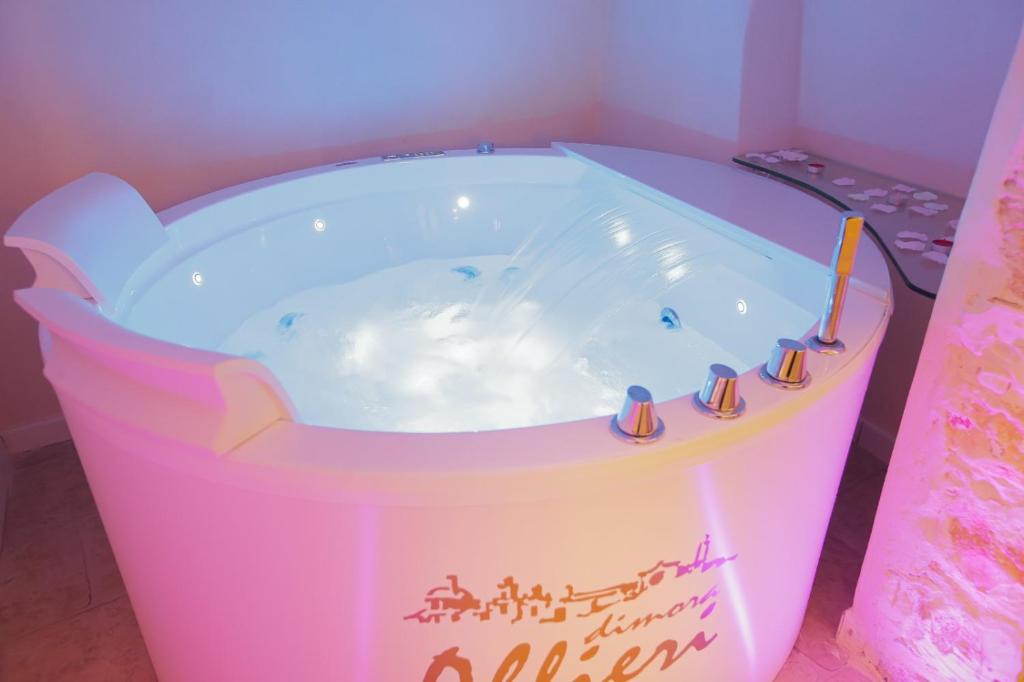 una gran bañera de plástico en una habitación en Dimora Alfieri, en Cisternino
