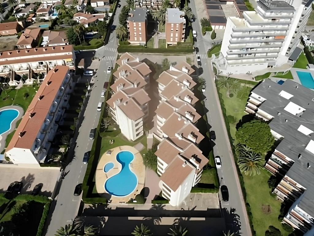 una vista aérea de un campus con edificios en Vitaly Beach en Cambrils