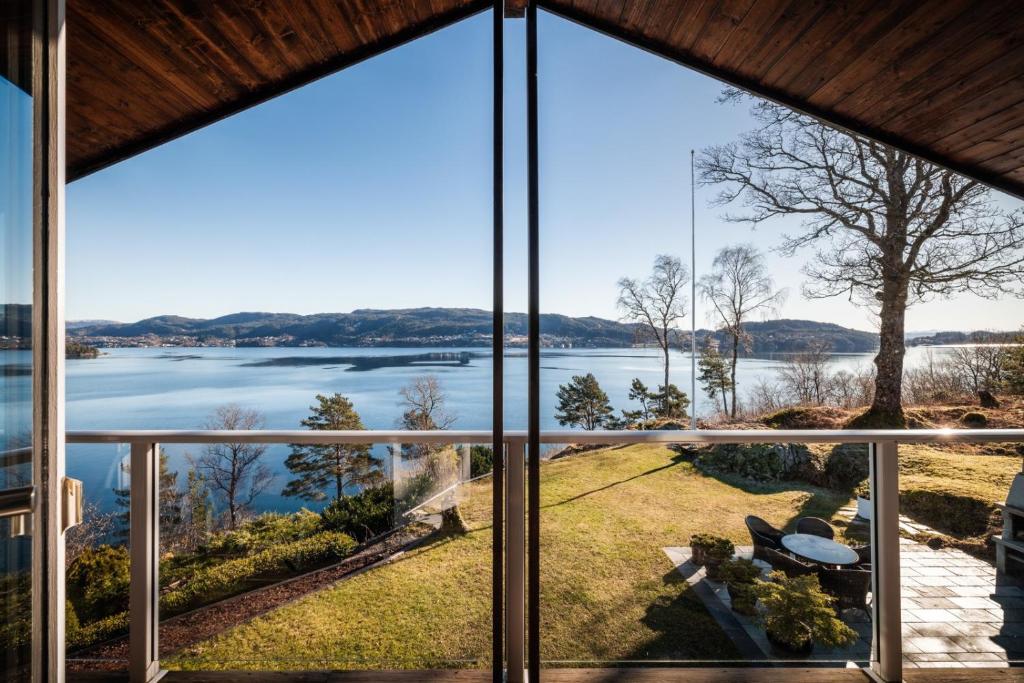 uma vista para a água a partir de uma casa em Villa Arboretet - Seaside villa with private pool & infrared sauna in the heart of Arboretet, Bergen em Bergen