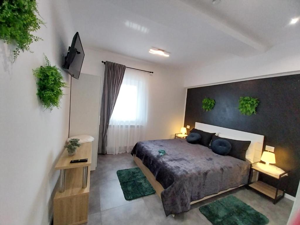 1 dormitorio con 1 cama y 2 alfombras en Pensiunea Ideal, en Băile Borşa