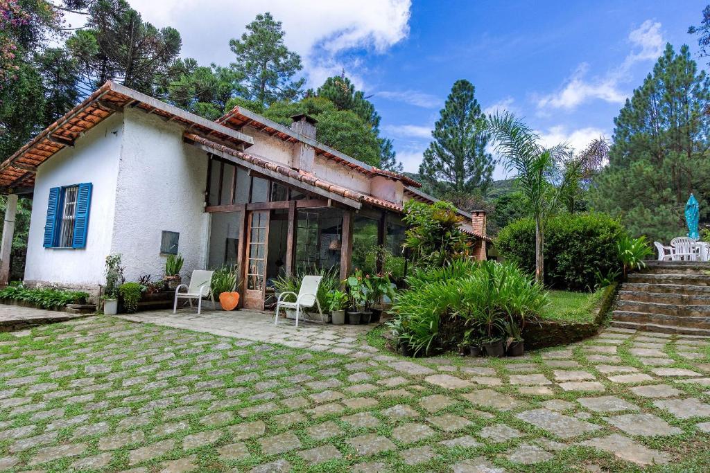 een huis met een patio ervoor bij Refugio Na Serra, 5Qts Vista Mata Atlantica in Teresópolis