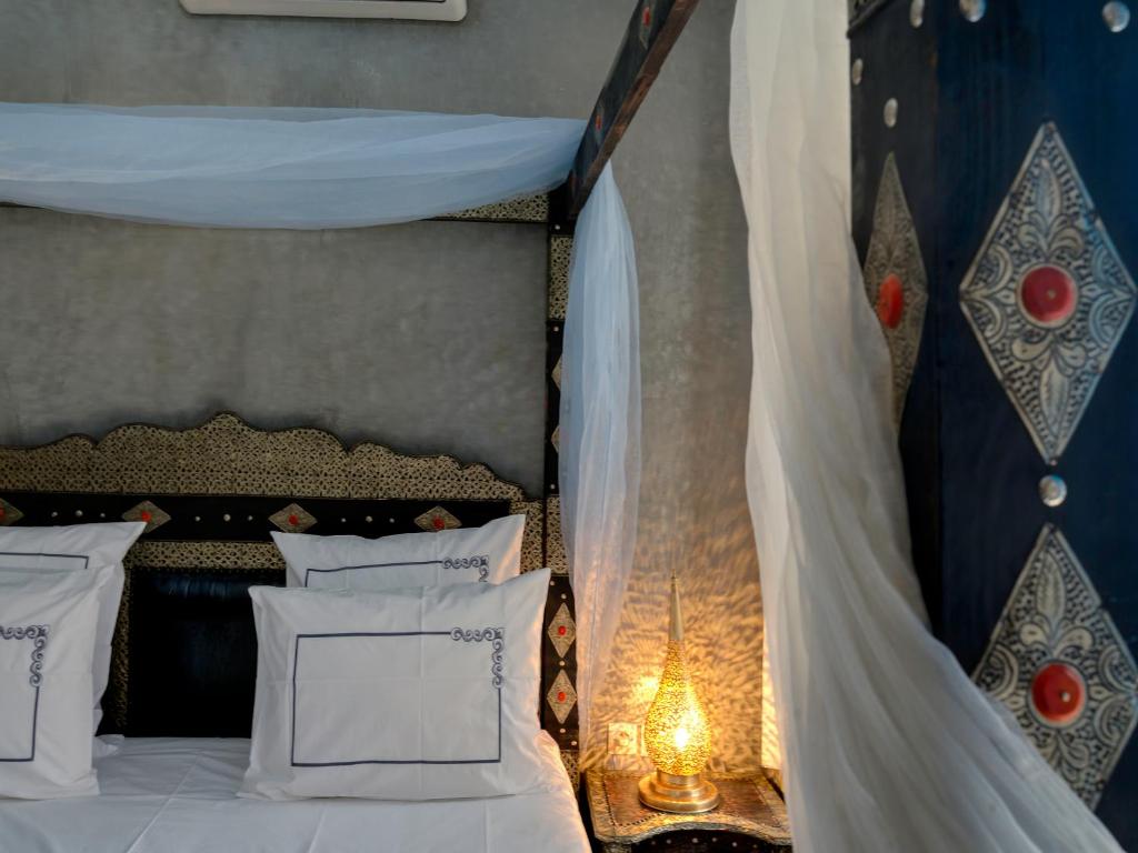 Postel nebo postele na pokoji v ubytování Riad Princesse Du Désert & Spa