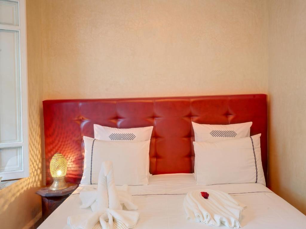 Postel nebo postele na pokoji v ubytování Riad Princesse Du Désert & Spa