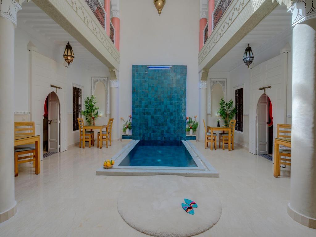 Bazén v ubytování Riad Princesse Du Désert & Spa nebo v jeho okolí