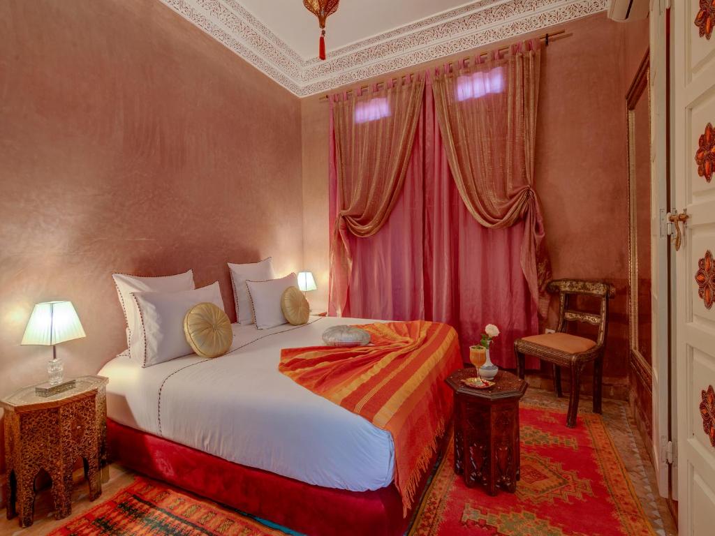 Postel nebo postele na pokoji v ubytování Riad Princesse Du Désert & Spa