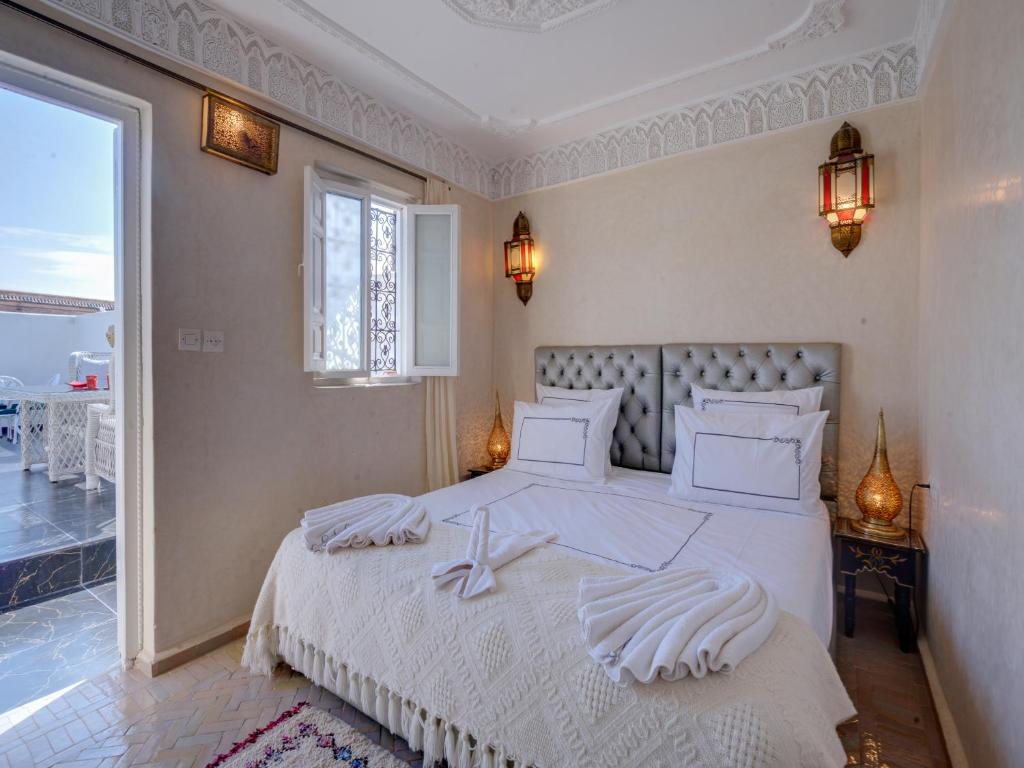 Postel nebo postele na pokoji v ubytování Riad Princesse Du Désert & Spa