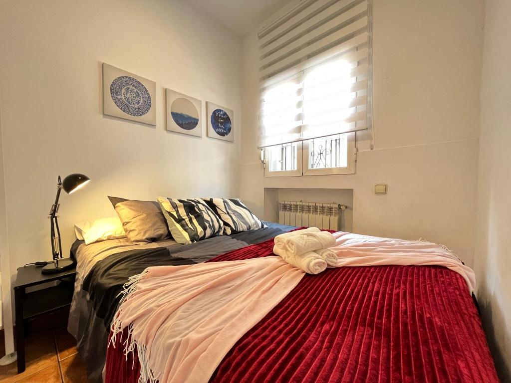 una camera da letto con un letto e una finestra di Encantador Piso Zamora Temporal a Madrid