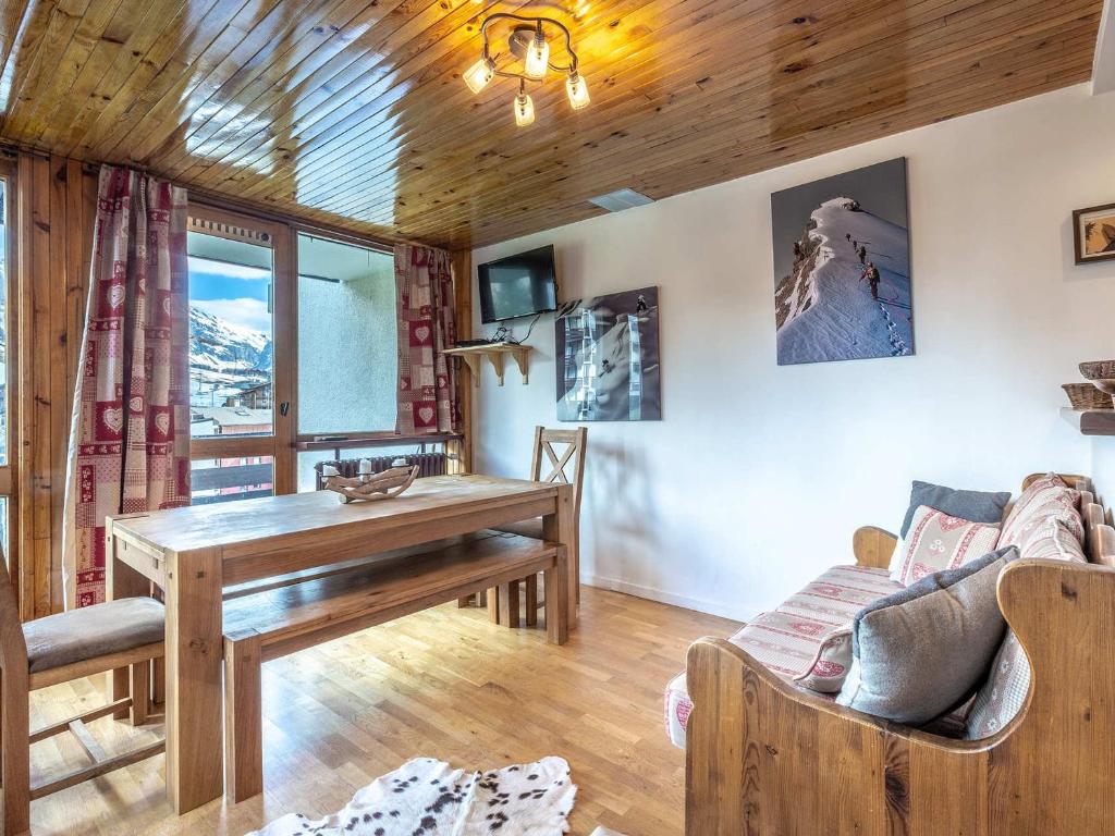 un salon avec une table en bois et un canapé dans l'établissement Appartement de charme centre ville, 6-7 pers, proche pistes et commerces, WiFi - FR-1-519-13, à Val dʼIsère