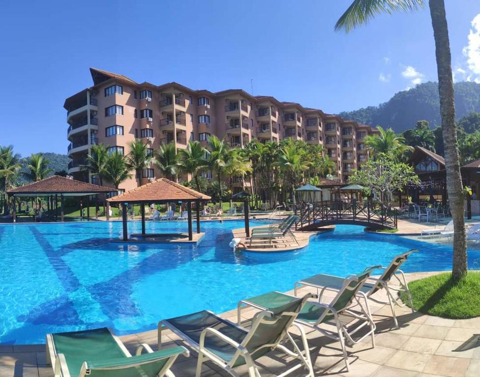 una gran piscina con sillas y un hotel en PEDAÇO DO PARAÍSO, en Angra dos Reis