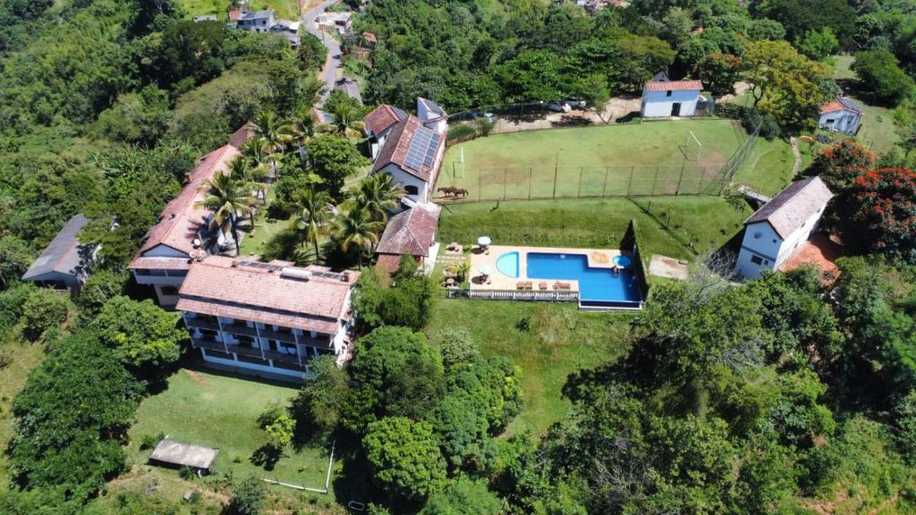 uma vista aérea de uma casa com um quintal em POUSADA NOSSA SENHORA em Penedo