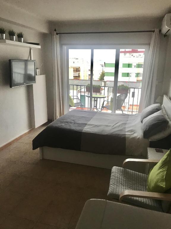 Televízia a/alebo spoločenská miestnosť v ubytovaní Centrally located and comfortable studio apartment in Nerja 4B
