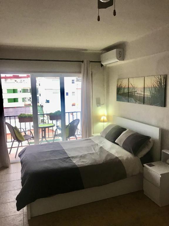 Posteľ alebo postele v izbe v ubytovaní Centrally located and comfortable studio apartment in Nerja 4B