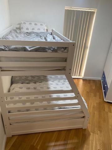 un piccolo letto a castello bianco in una camera di Eaglet 2 Bedroom Luxury Home near Etihad Staduim a Manchester