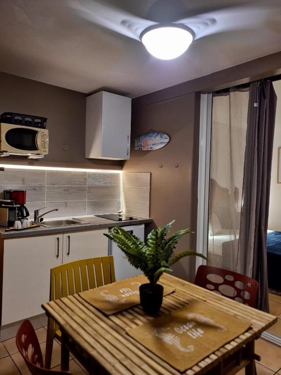 Kuchyň nebo kuchyňský kout v ubytování Mon Pti Nid - Havre cosy avec vue tropicale en Martinique