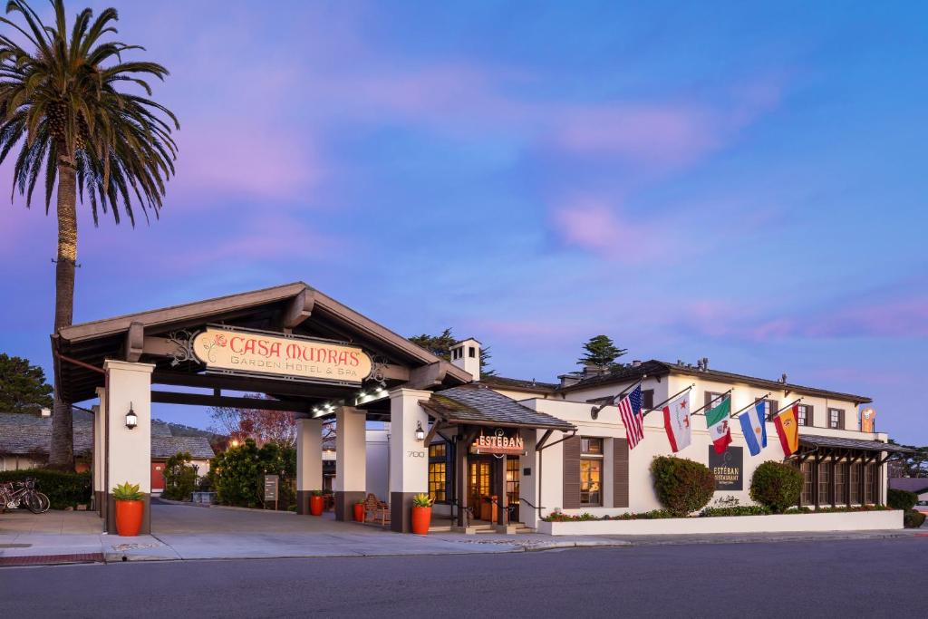 un ristorante su una strada con una palma di Casa Munras Garden Hotel & Spa a Monterey