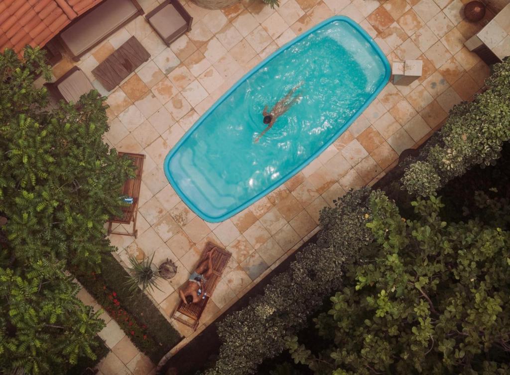 una vista sul tetto di una grande piscina blu di Pousada Carioca - Pousada de Charme a Jericoacoara