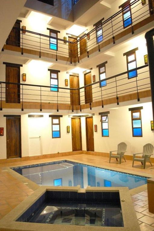 Bazén v ubytování Chrisban Hotel Boutique nebo v jeho okolí