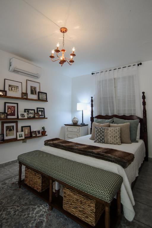 Postel nebo postele na pokoji v ubytování Hacienda Tres Casitas