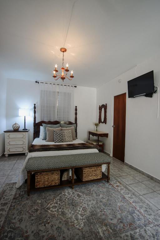 TV a/nebo společenská místnost v ubytování Hacienda Tres Casitas