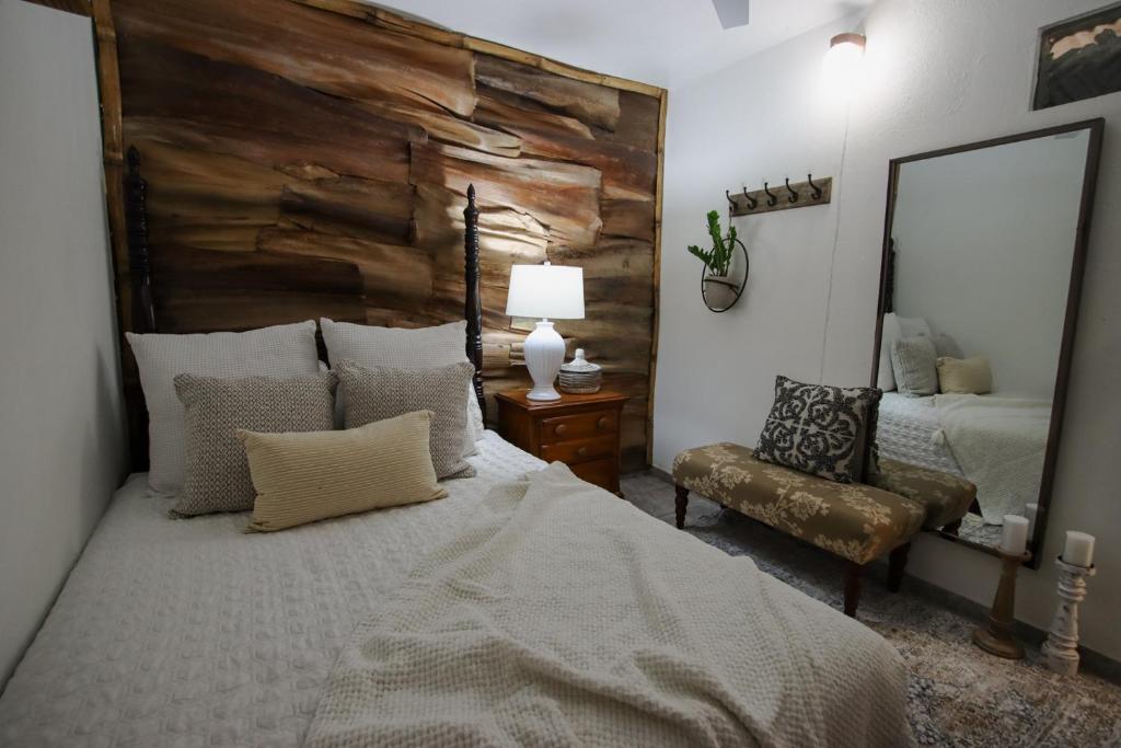 Postel nebo postele na pokoji v ubytování Hacienda Tres Casitas