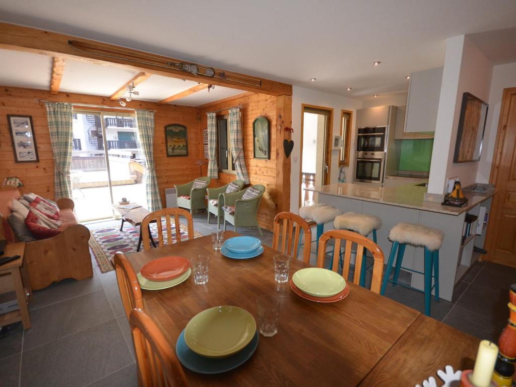une salle à manger et une cuisine avec une table et des chaises dans l'établissement Appartement Centre Les Gets, Pied des Pistes, Belle Terrasse, 2 Ch, 1 Cabine, 6/8 Couchages - FR-1-623-99, aux Gets