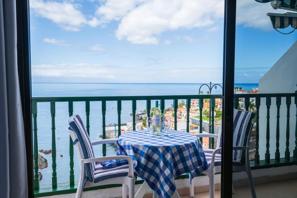 una mesa y sillas en un balcón con vistas al océano en 201 - Studio with nice views to La Gomera en Santa Cruz de Tenerife