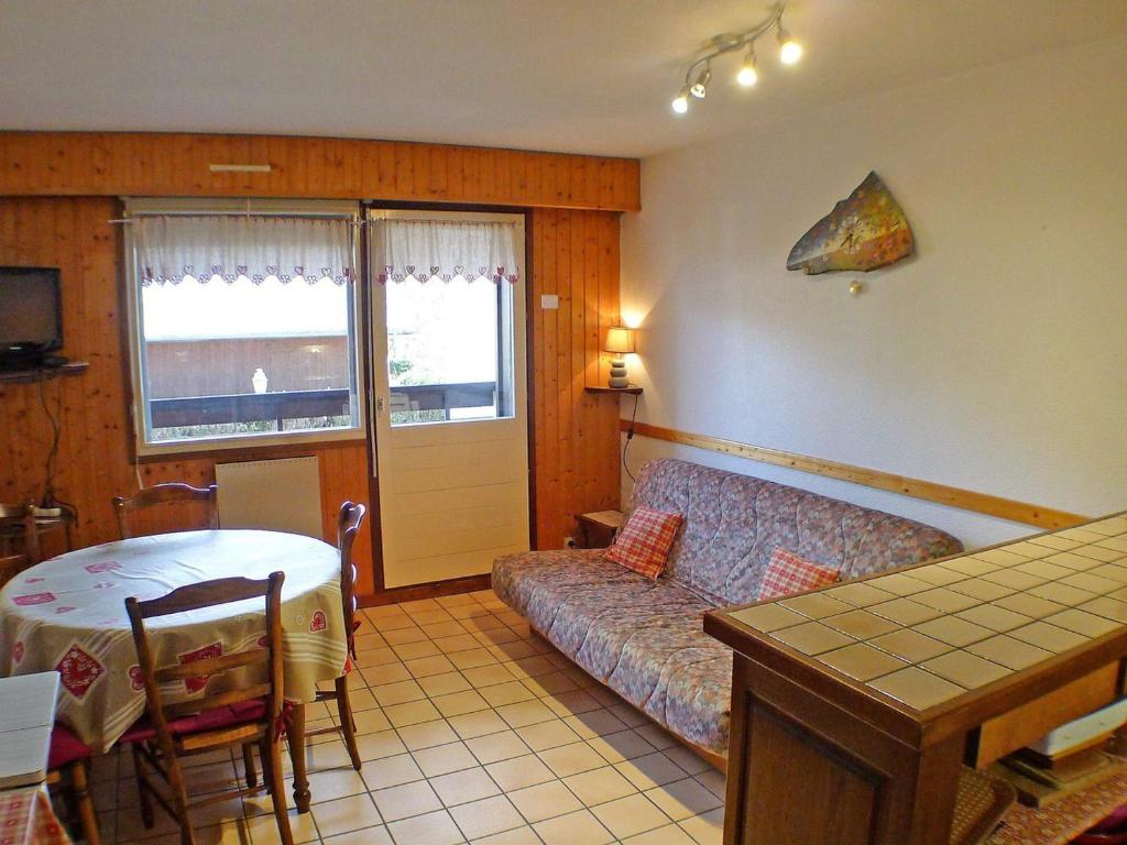 - un salon avec un canapé et une table dans l'établissement Appartement Samoëns, 2 pièces, 6 personnes - FR-1-629-22, à Samoëns