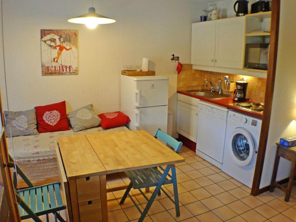 een keuken en een woonkamer met een tafel en een bank bij Studio Samoëns, 1 pièce, 4 personnes - FR-1-629-55 in Samoëns