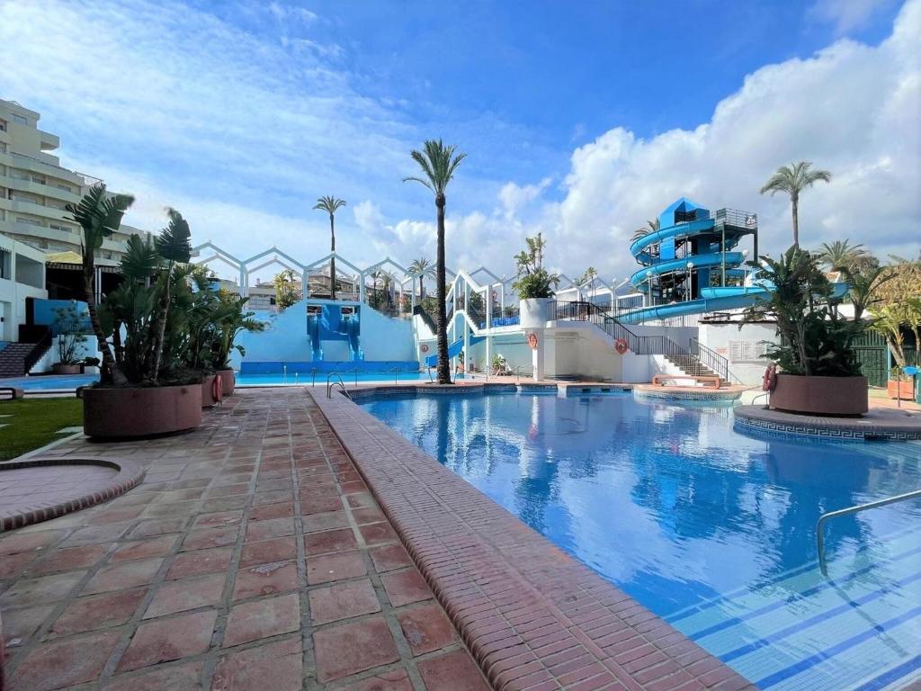Bazén v ubytovaní Beachfront Apartment with Terrace alebo v jeho blízkosti