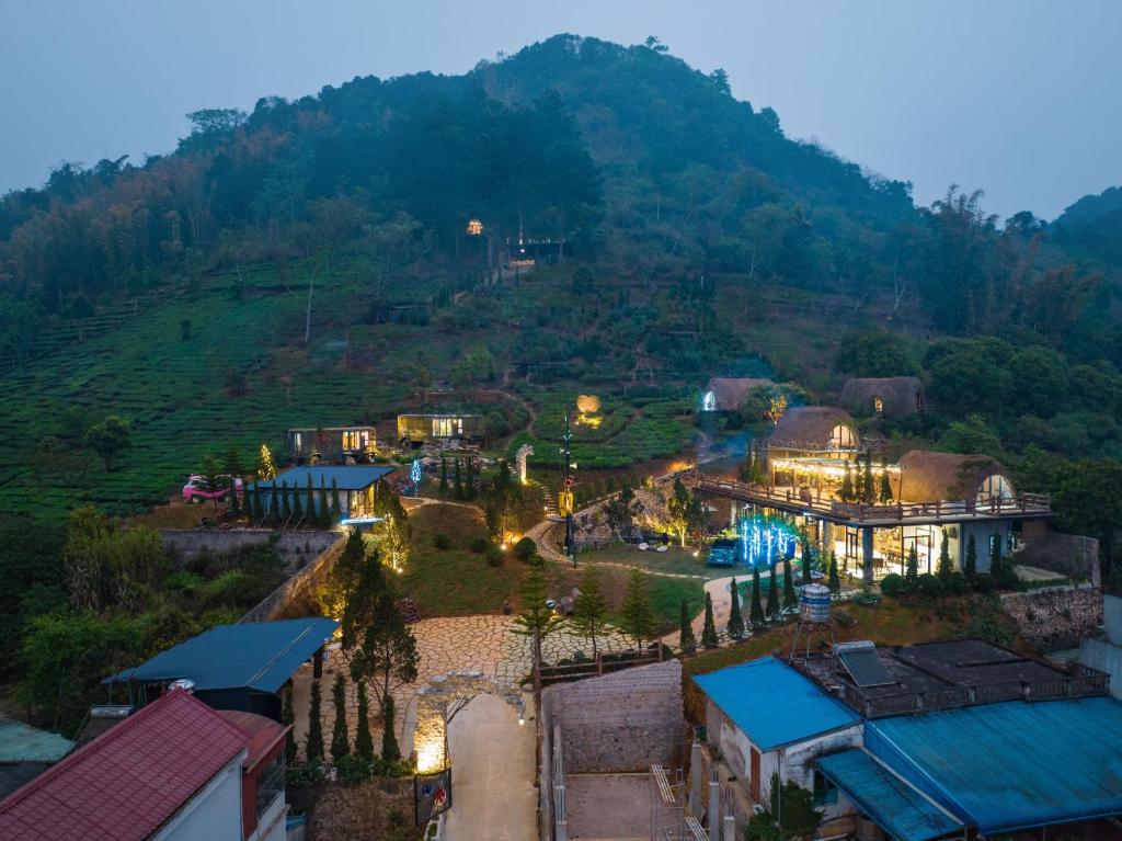 uma vista aérea de um resort com uma montanha ao fundo em Hippie Home em Mộc Châu
