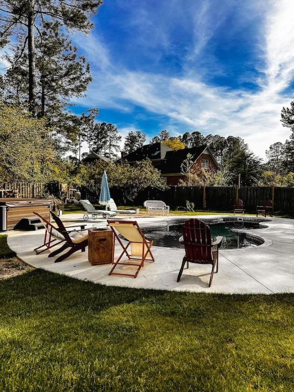 Charming 4 bedroom Home in Augusta GAPool Hot Tub and Fire pit Near