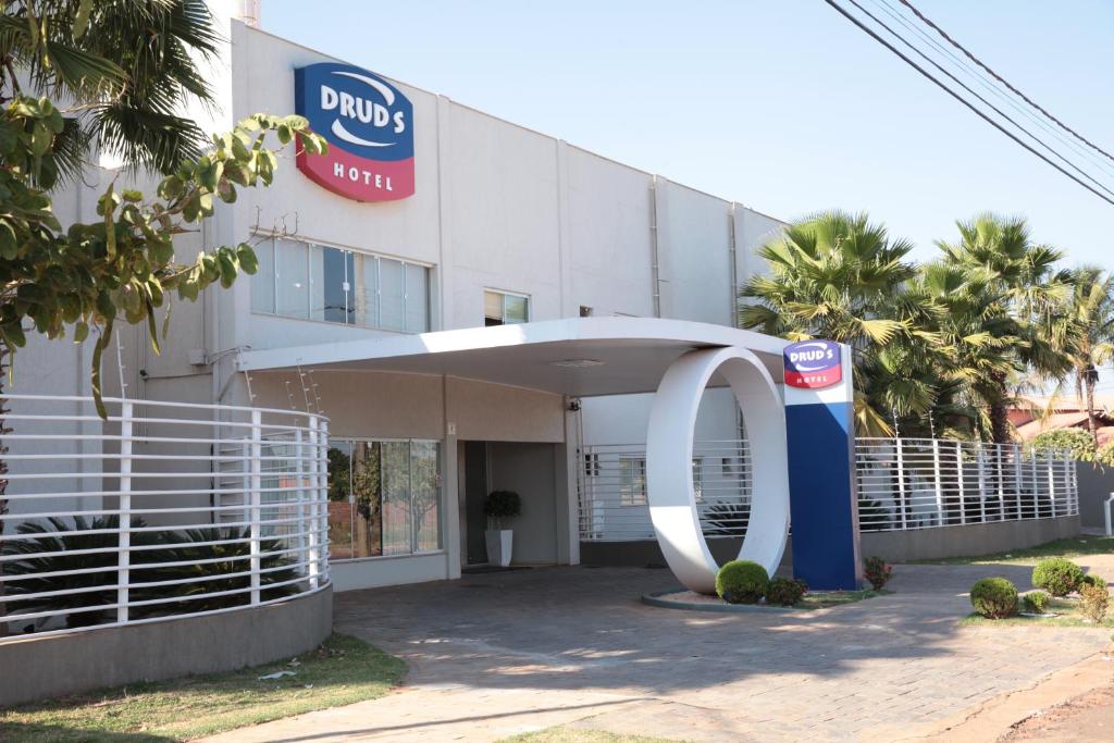 un edificio con una bomba de gasolina de inmersión delante de él en Druds Hotel, en Três Lagoas