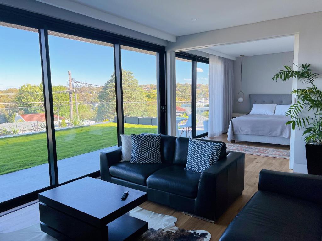 Ruang duduk di Balgowlah Paradise Apartment
