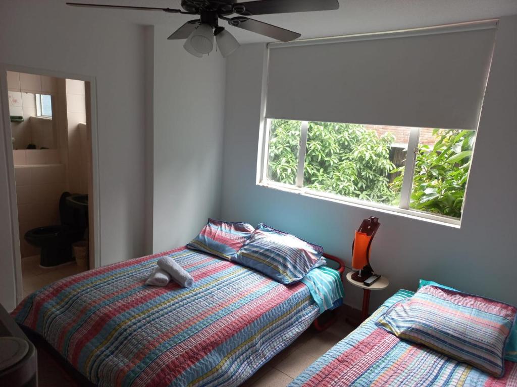 1 dormitorio con cama y ventana en Apartamento central melgar, en Melgar