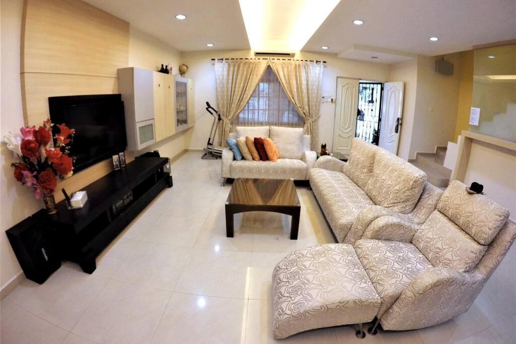 sala de estar con sofá y TV en GoldMary 10pax@TebrauCity/Aeon/Toppen/ikea/JB, en Johor Bahru