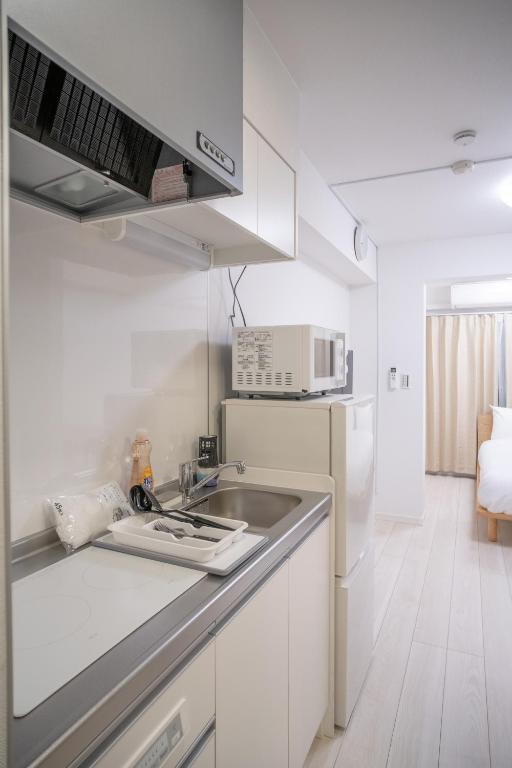 Kuchyň nebo kuchyňský kout v ubytování Real Okubo Apartment Hotel