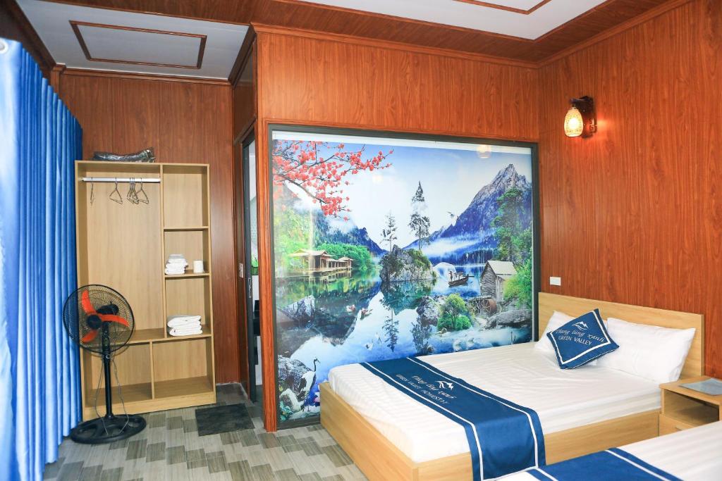 een slaapkamer met een groot schilderij aan de muur bij Thung lũng xanh Tràng An in Nguyên Ngoại