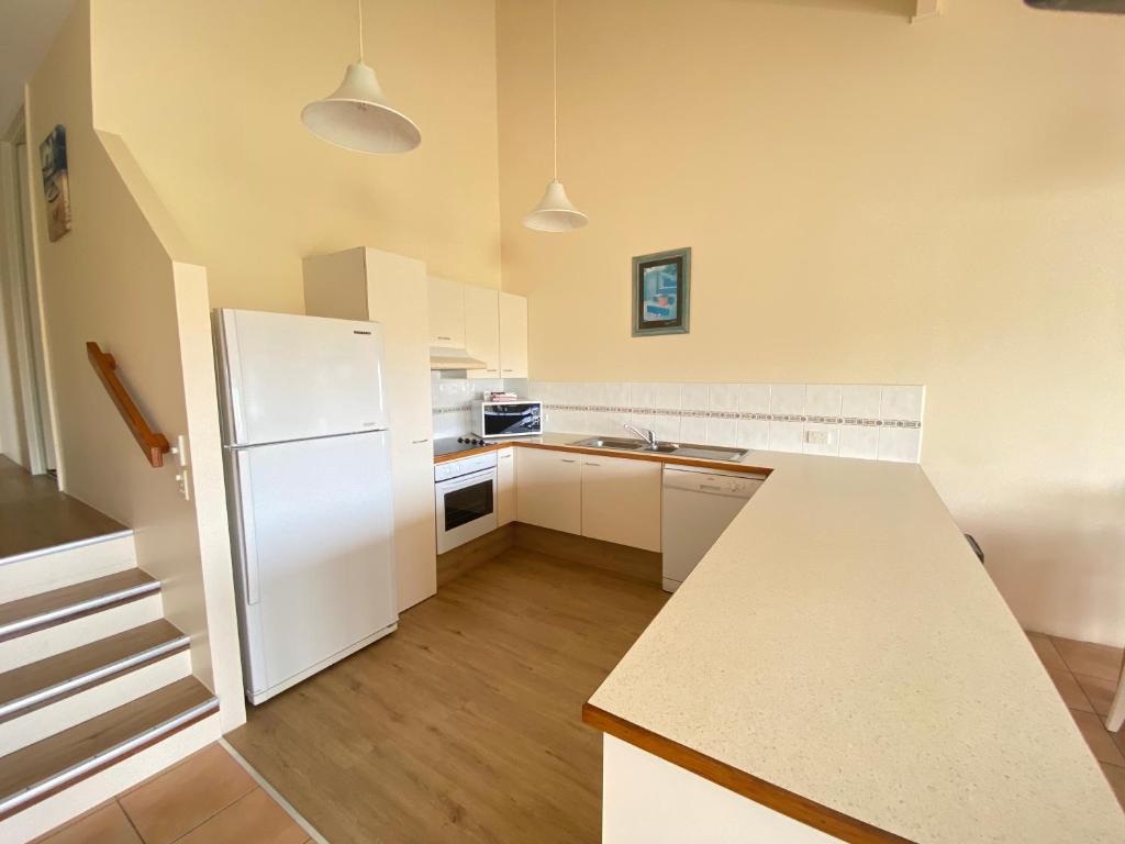 Kuchyň nebo kuchyňský kout v ubytování Peregian Court Resort apartment number 21