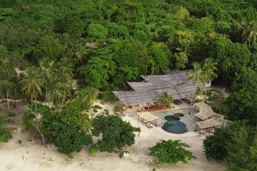 Vue de tête d'un bâtiment au milieu d'une forêt dans l'établissement Metita Beach & Dive Resort, à Doruba