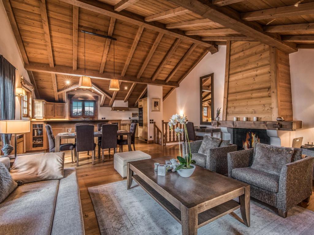 un salon avec une table et une cheminée dans l'établissement Duplex central à Courchevel avec cheminée, balcon, et WIFI - FR-1-575-147, à Courchevel