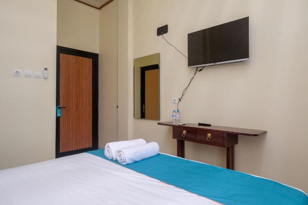 TV a/nebo společenská místnost v ubytování Sans Hotel Kumbang Yogyakarta by RedDoorz