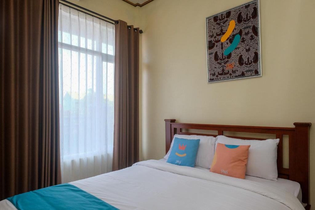 Postel nebo postele na pokoji v ubytování Sans Hotel Kumbang Yogyakarta by RedDoorz