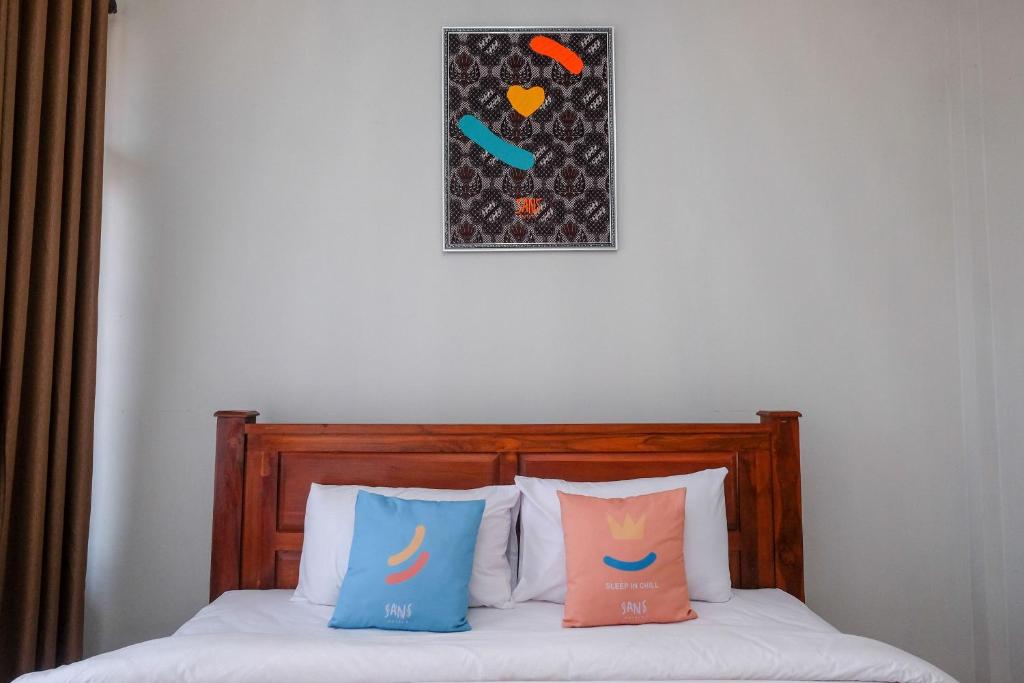 Postel nebo postele na pokoji v ubytování Sans Hotel Kumbang Yogyakarta by RedDoorz